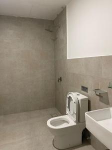 关丹Husfa Mahkota Valley Studio Suite的浴室配有白色卫生间和盥洗盆。