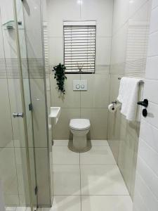 德班Seaview Sanctuary的白色的浴室设有卫生间和水槽。