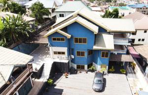 塔科拉迪Sosa Guest House的城市中蓝色房子的顶部景色