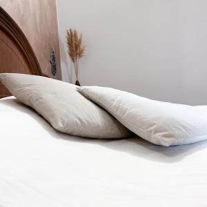 阿尔托帕肖Vinciguerra Central House Tuscany的床上的枕头