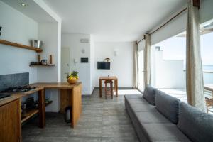 吉汶瓦Ocean View Junior Suite Tatu ZanzibarHouses的客厅配有沙发和桌子
