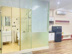胡志明市Linh' house的浴室设有玻璃淋浴间和卫生间