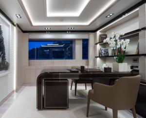 德岛Luxury Yacht Travels的客厅设有餐桌和椅子