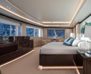 德岛Luxury Yacht Travels的一间设有床铺和厨房的大卧室