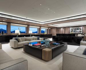 德岛Luxury Yacht Travels的客厅配有沙发和桌子