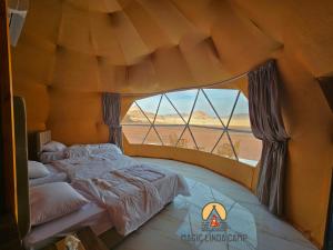 瓦迪拉姆wadi rum,Linda Camp的一间卧室配有一张床,帐篷内设有一个窗户