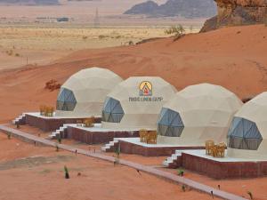 瓦迪拉姆wadi rum,Linda Camp的沙漠中的白色帐篷