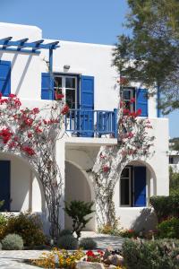 洛加拉斯帕罗酒店的白色的建筑,有蓝色的窗户和鲜花
