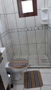 格拉玛多CASA DA FAMÍLIA DE GRAMADO的一间带卫生间和窗户的浴室