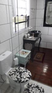 格拉玛多CASA DA FAMÍLIA DE GRAMADO的一间带卫生间和水槽的浴室
