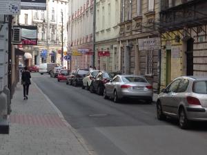 克拉科夫Apartament Felicjanek的路边有汽车的街道