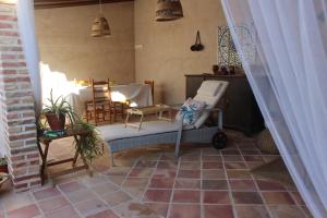 孔苏埃格拉Casa Entre Molinos的楼下设有带沙发和椅子的客厅