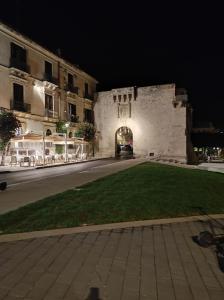 锡拉库扎Al Settimo porta marina的城堡前的一条空街