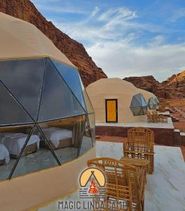 瓦迪拉姆wadi rum,Linda Camp的沙漠中带桌椅的2个圆顶帐篷