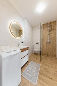 乌日霍罗德Luxury Apartments CITY的白色的浴室设有水槽和镜子