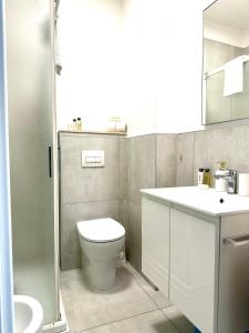 利尼亚诺萨比亚多罗Beach Front Apartment Sabbiadoro的浴室配有卫生间、盥洗盆和淋浴。