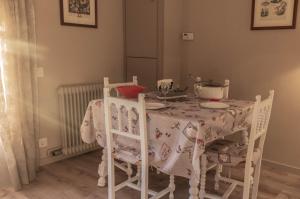 普奇塞达Vistas espectaculares en el centro de Puigcerdà的餐桌、椅子和白色桌布