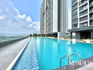 蕉赖Netizen Balcony View MRT 4-5pax #17的建筑物屋顶上的游泳池