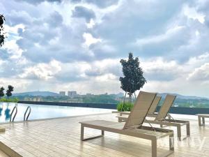 蕉赖Netizen Balcony View MRT 4-5pax #17的游泳池边的两把躺椅