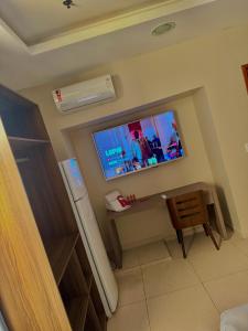 里约热内卢Studio Premium Flamengo的墙上配有平面电视的房间