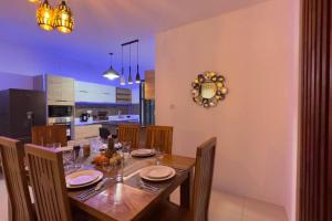 弗利康弗拉克SeaSand-Entire Luxury 3 BD condo - Close to beach的一间带桌子的用餐室和一间厨房