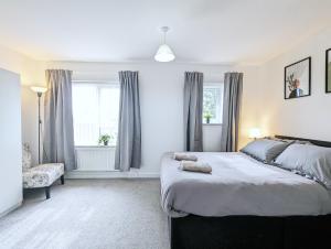 利物浦Guest Rooms Near City Centre & Anfield Free Parki的一间卧室设有一张大床和一个窗户。
