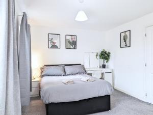 利物浦Guest Rooms Near City Centre & Anfield Free Parki的白色的卧室设有床和窗户