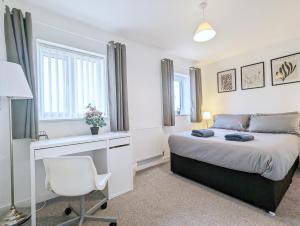 利物浦Guest Rooms Near City Centre & Anfield Free Parki的一间卧室配有一张床、一张桌子和一把椅子