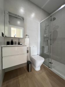 圣克鲁斯-德拉帕尔马Urban Oasis La Palma的白色的浴室设有卫生间和淋浴。