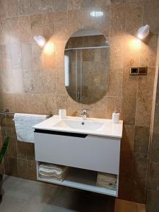 隆达Apartamento Dama Centro的浴室设有白色水槽和镜子