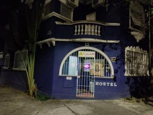 圣保罗Hostel Maktub的蓝色的建筑,有门与旅馆