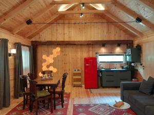 Sremska KamenicaNica Wood的客厅配有桌子和红色冰箱