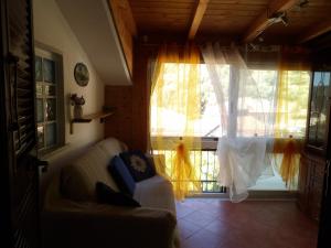卡萨尔扎利古雷Gala的带沙发和大窗户的客厅