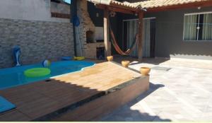 卡波布里奥Casa de praia em Unamar com piscina的后院,带有一个游泳池,里面藏有飞盘