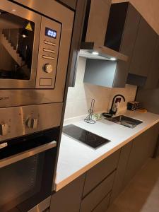 阿可贺巴شالية بيرليز الفندقي的厨房配有水槽和微波炉