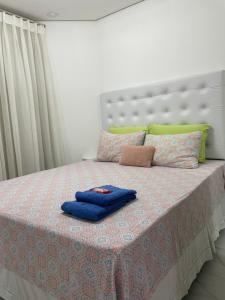 桑托斯Residencial Estanconfort Santos的床上有蓝色毛巾