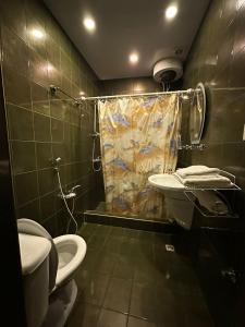 巴库Nur Hotel Sea View的带淋浴、卫生间和盥洗盆的浴室