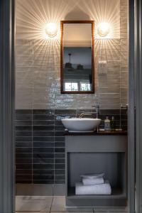 汤布里奇木匠阿姆斯酒店的一间带水槽和镜子的浴室
