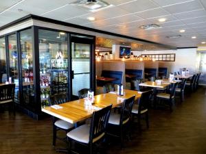 劳克林The New Pioneer的一间带木桌椅的餐厅和一间酒吧