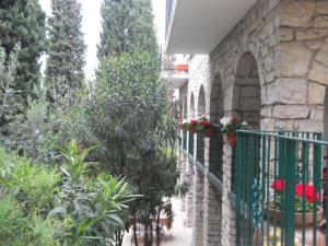托里德尔贝纳科Residence Gardasee 2的石砌建筑,围栏上放有植物和花卉