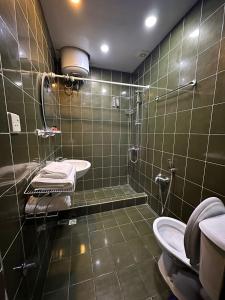 巴库Nur Hotel Sea View的带淋浴、盥洗盆和卫生间的浴室