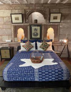 焦特布尔Banaji Heritage Haveli的一间卧室,配有一张带篮子的床