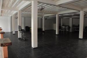 比亚维森西奥Finca Palma Roja的一间空房间,配有白色的柱子和桌椅