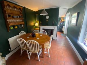卡迪夫Cardiff - Home from Home的一间带木桌和椅子的用餐室