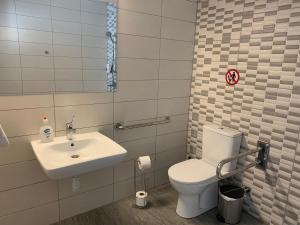 拉纳卡La Veranda Hotel的浴室配有白色卫生间和盥洗盆。