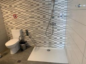 拉纳卡La Veranda Hotel的带淋浴、卫生间和盥洗盆的浴室