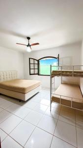 乌巴图巴CASA VERDE的一间卧室设有两张双层床和一扇窗户。