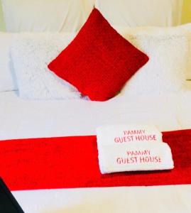 理查兹湾Pammy Guest House的红色和白色的床,配有红色和白色的棉被