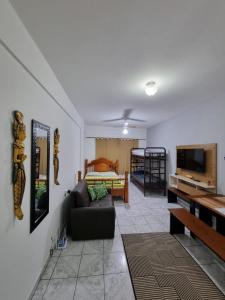 乌巴图巴Kitnet Ubatuba的客厅配有沙发和1张床
