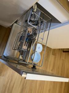 宿务Aesthetic Functional Minimalist Space Sunvida Tower SV1716的厨房里配有洗碗机,厨房里备有餐具